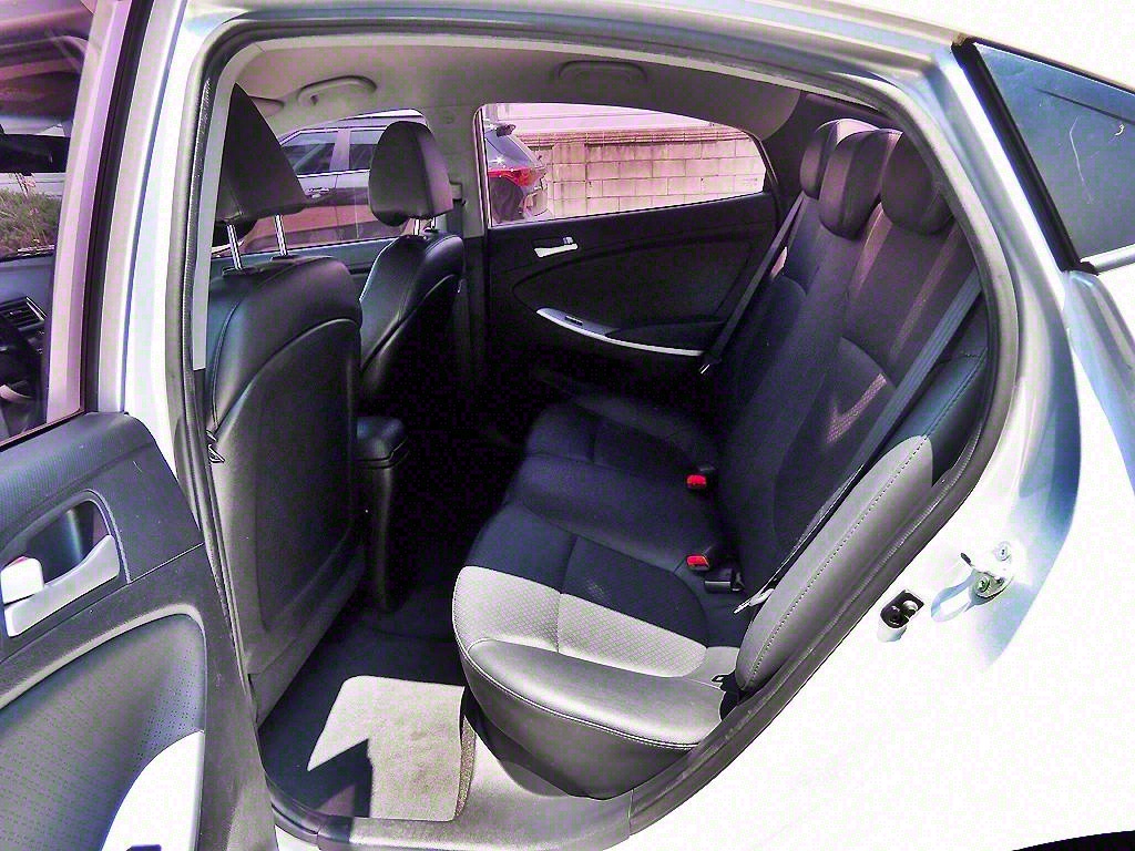 HYUNDAI Accent - Vista 6