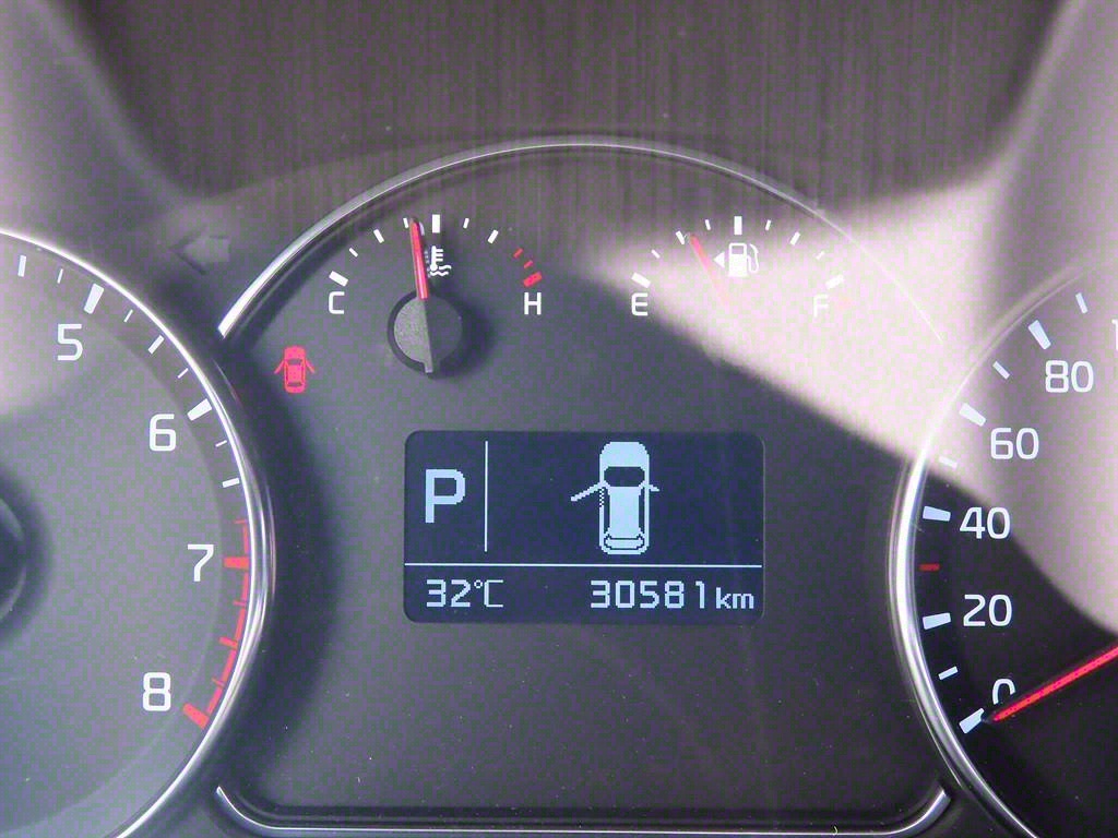 KIA Carens - Vista 8