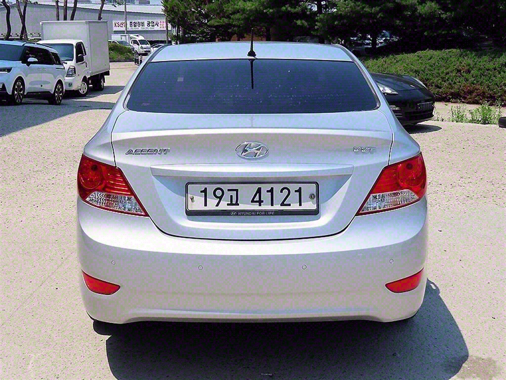 HYUNDAI Accent - Vista 4