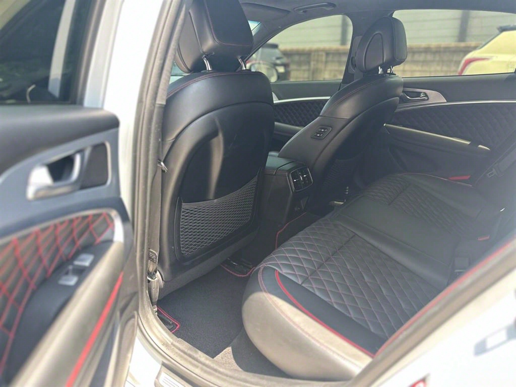 Genesis G70 - Vista 9