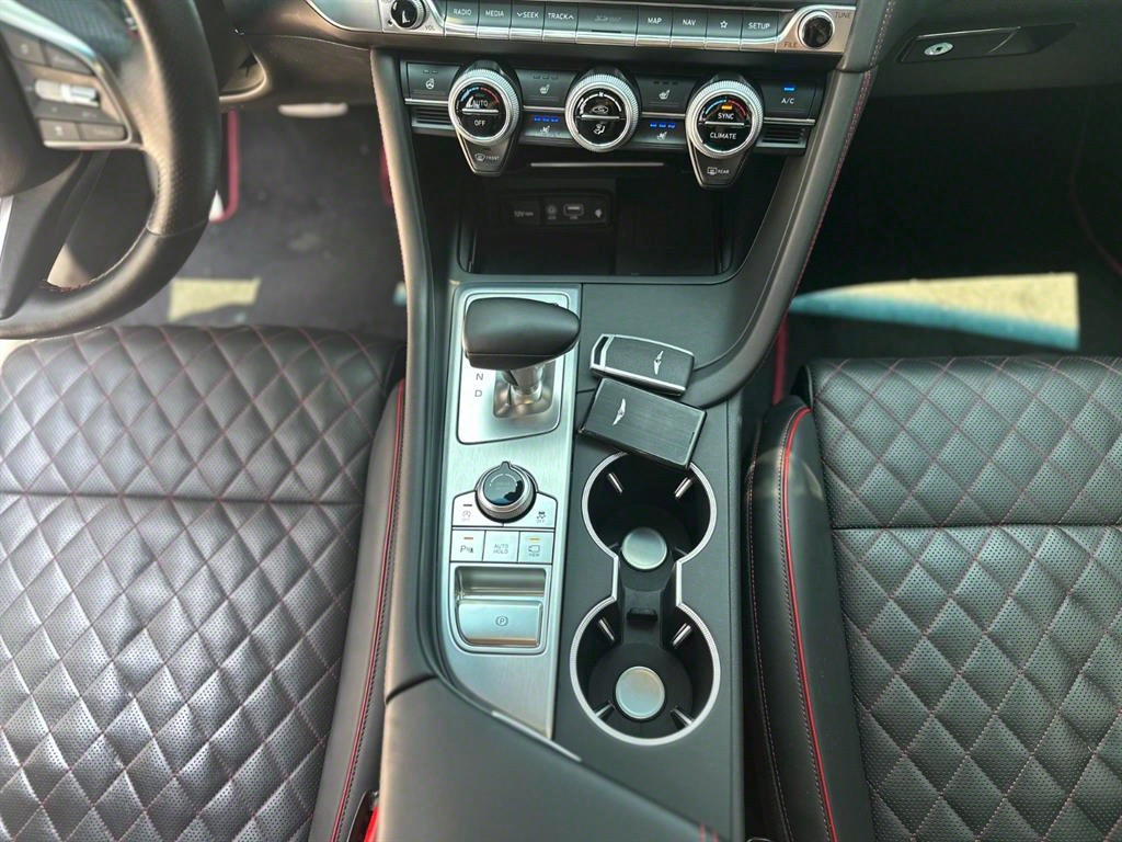 Genesis G70 - Vista 10