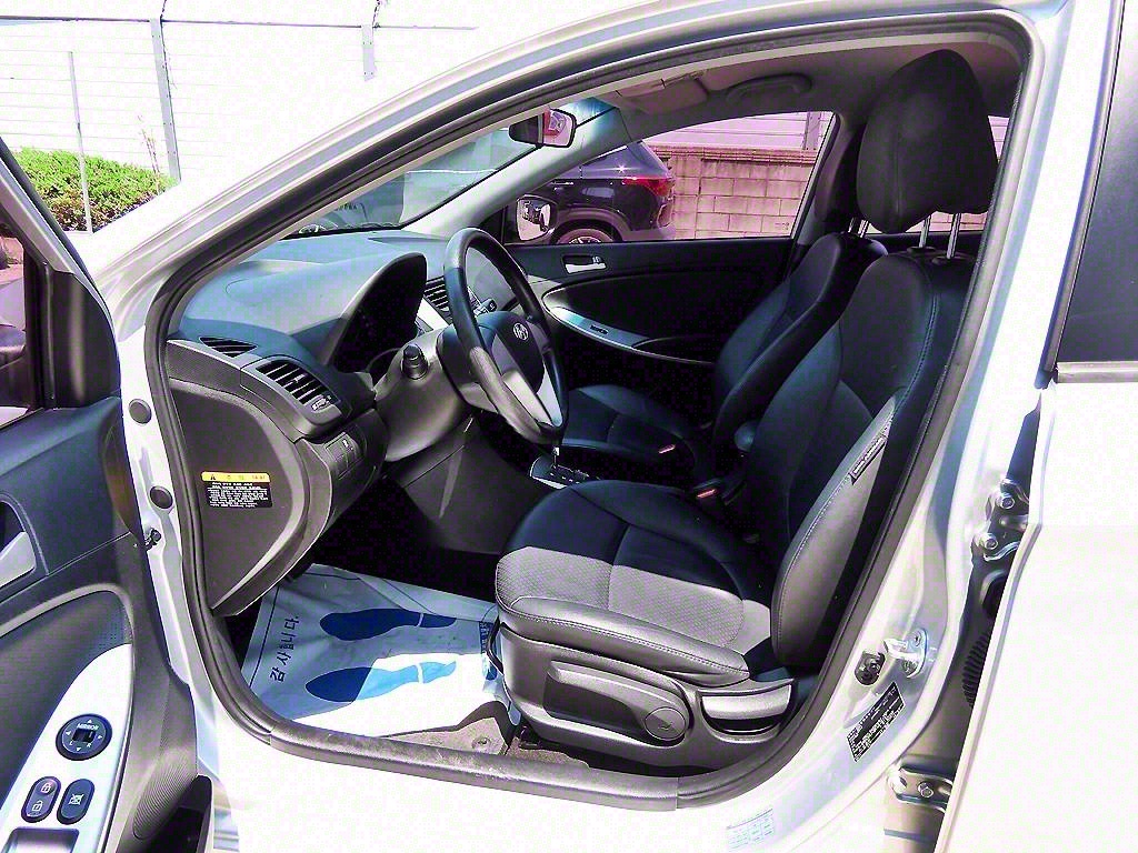 HYUNDAI Accent - Vista 5