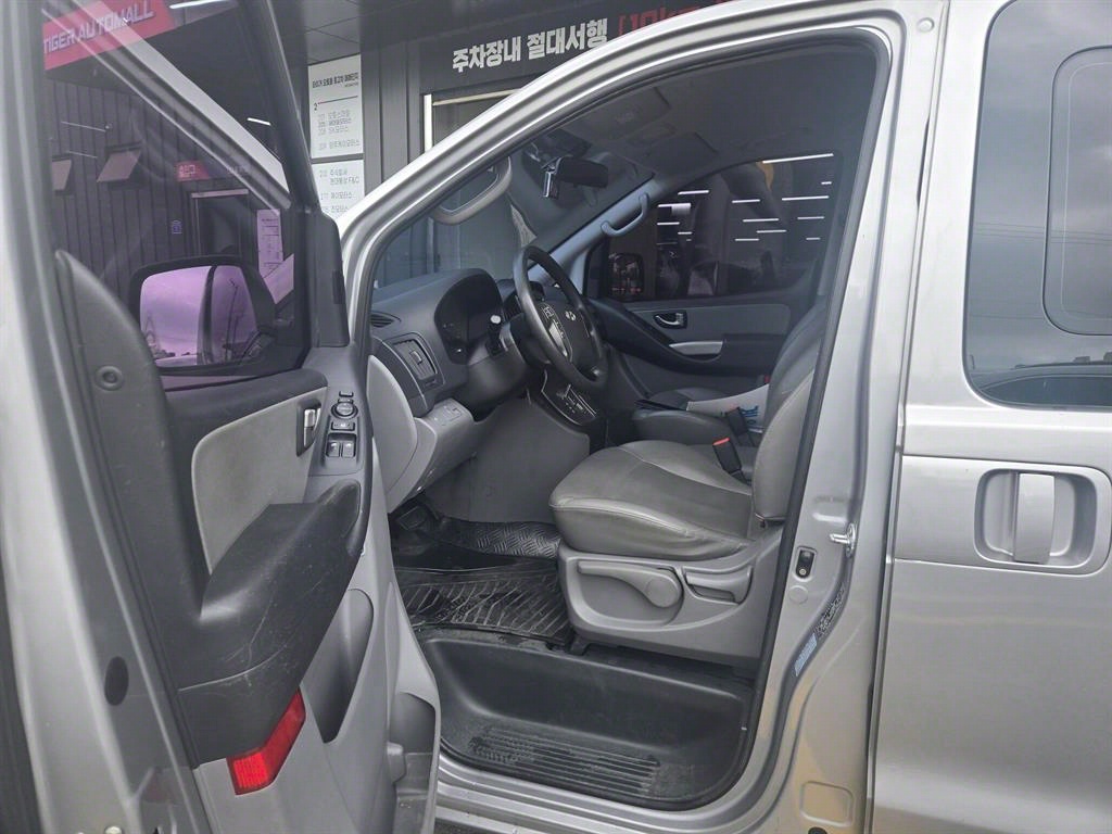 HYUNDAI Starex - Vista 12
