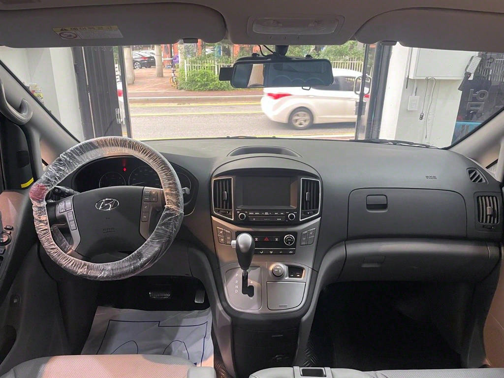 HYUNDAI Starex - Vista 9