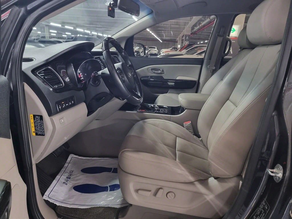 KIA Carnival - Vista 5