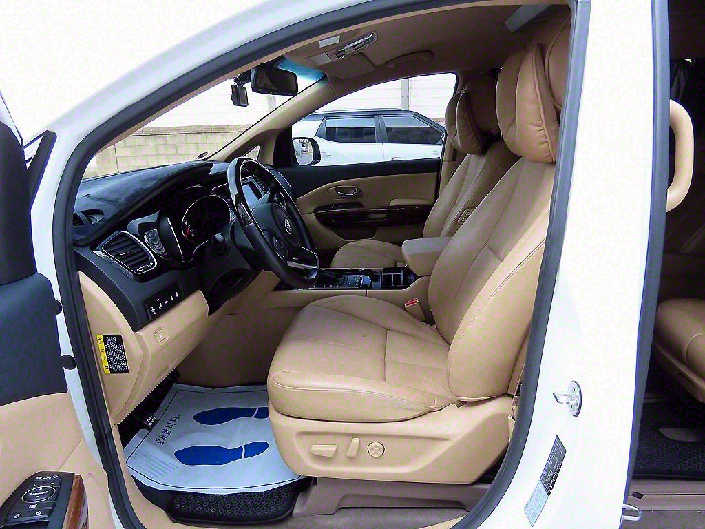 KIA Carnival - Vista 5