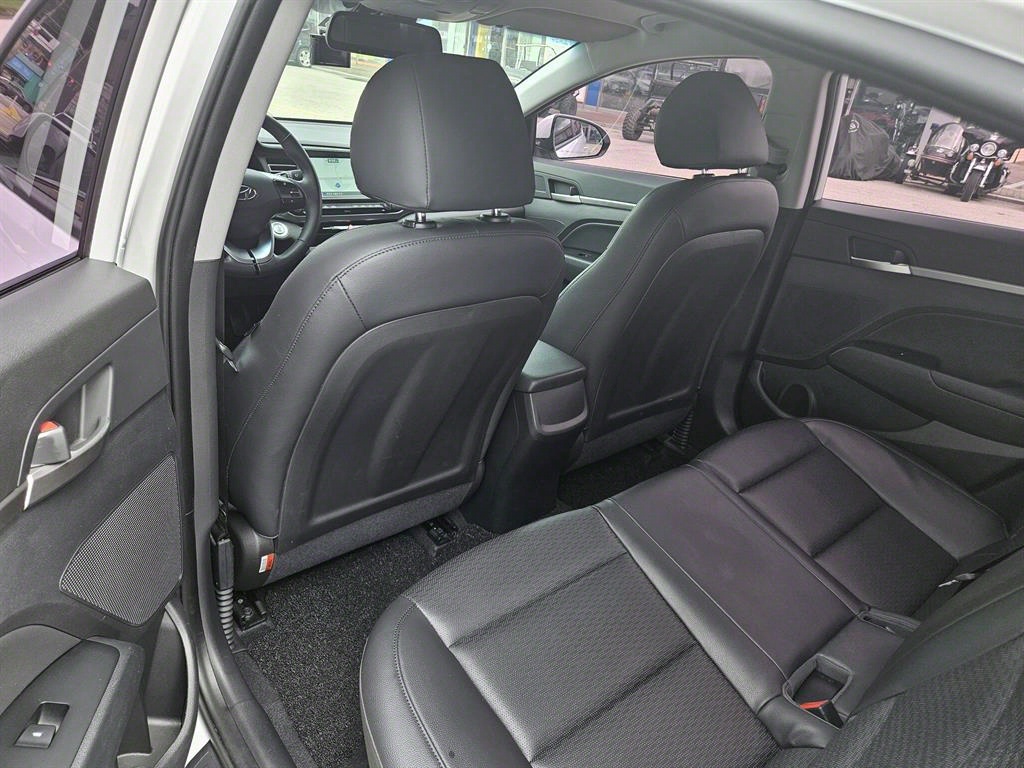 HYUNDAI Avante - Vista 5