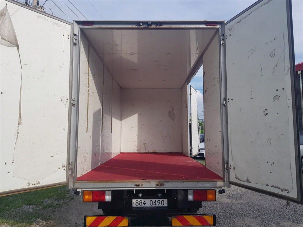 medium and large cargo truck - Vista 9