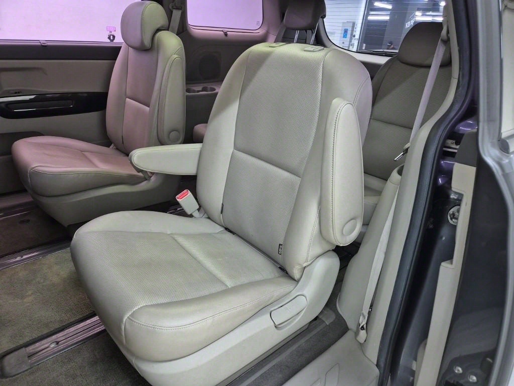 KIA Carnival - Vista 12