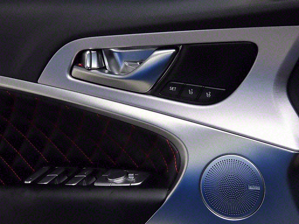 Genesis G70 - Vista 10