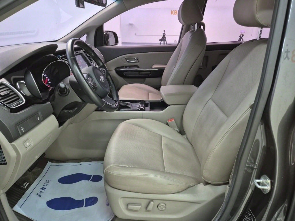 KIA Carnival - Vista 11