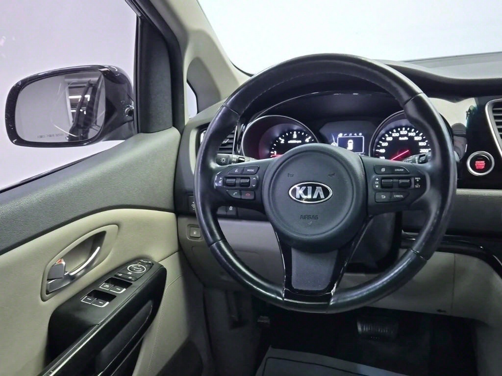 KIA Carnival - Vista 9