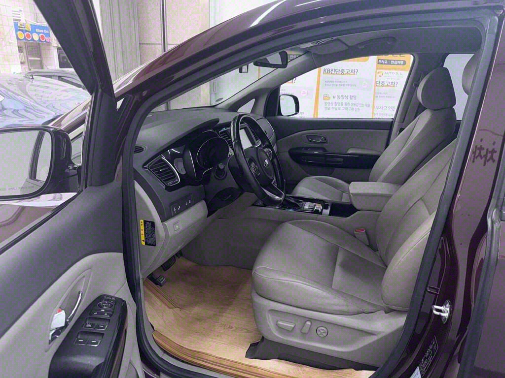 KIA Carnival - Vista 5