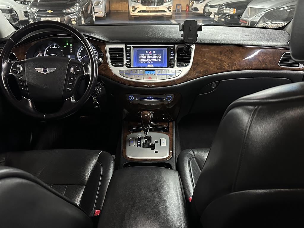 HYUNDAI Genesis - Vista 8