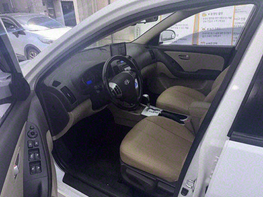 HYUNDAI Avante - Vista 5