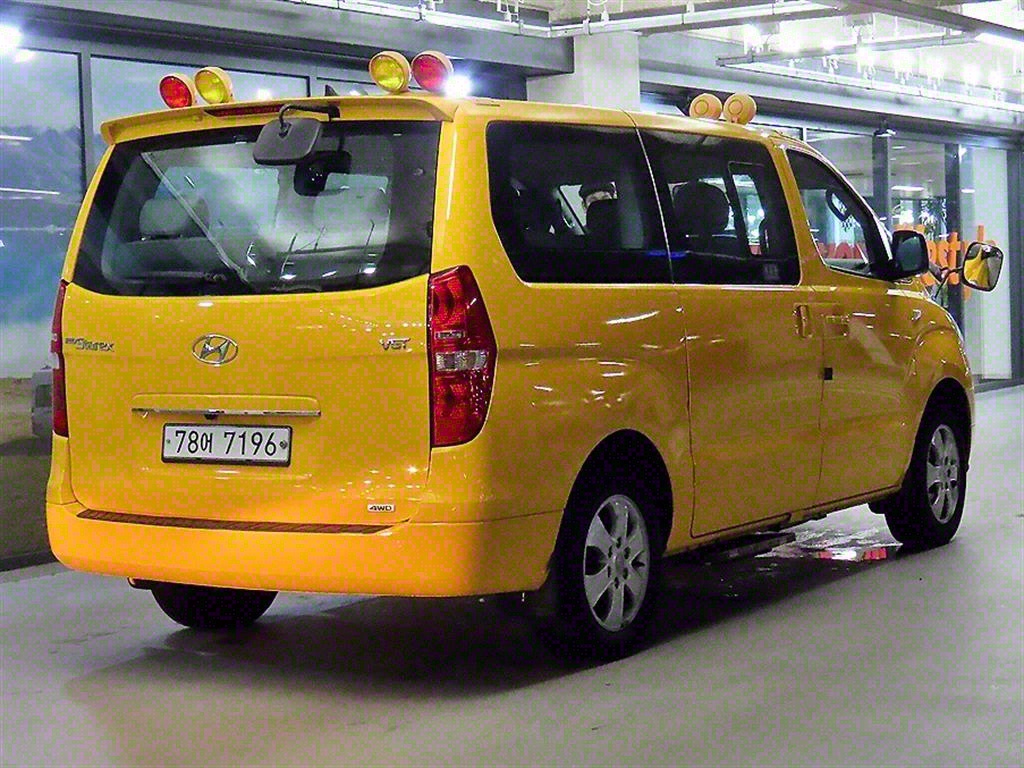 HYUNDAI Starex - Vista 4