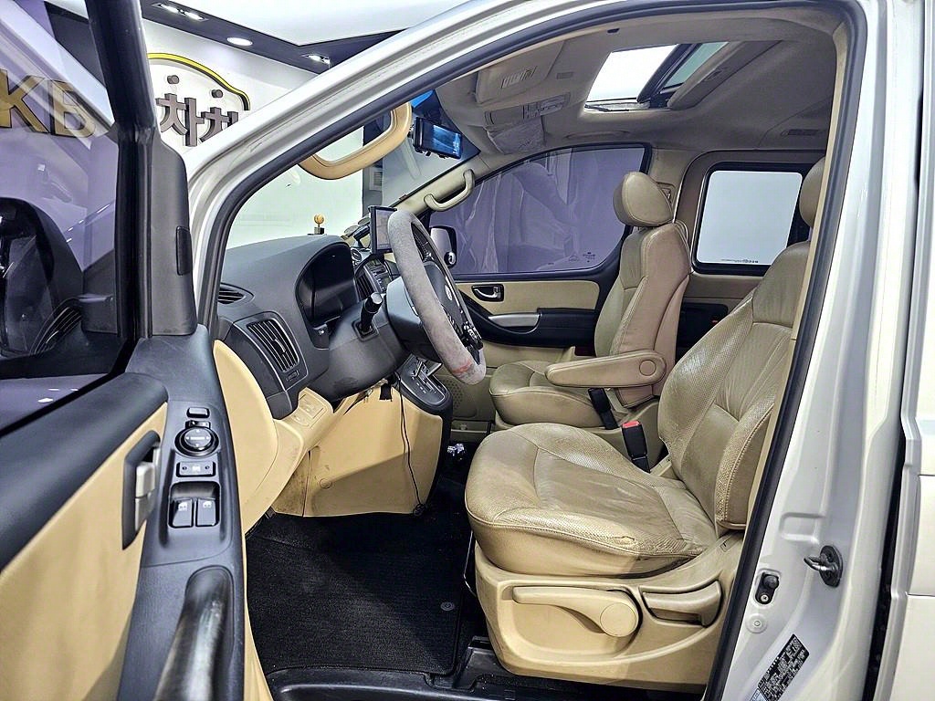 HYUNDAI Starex - Vista 8