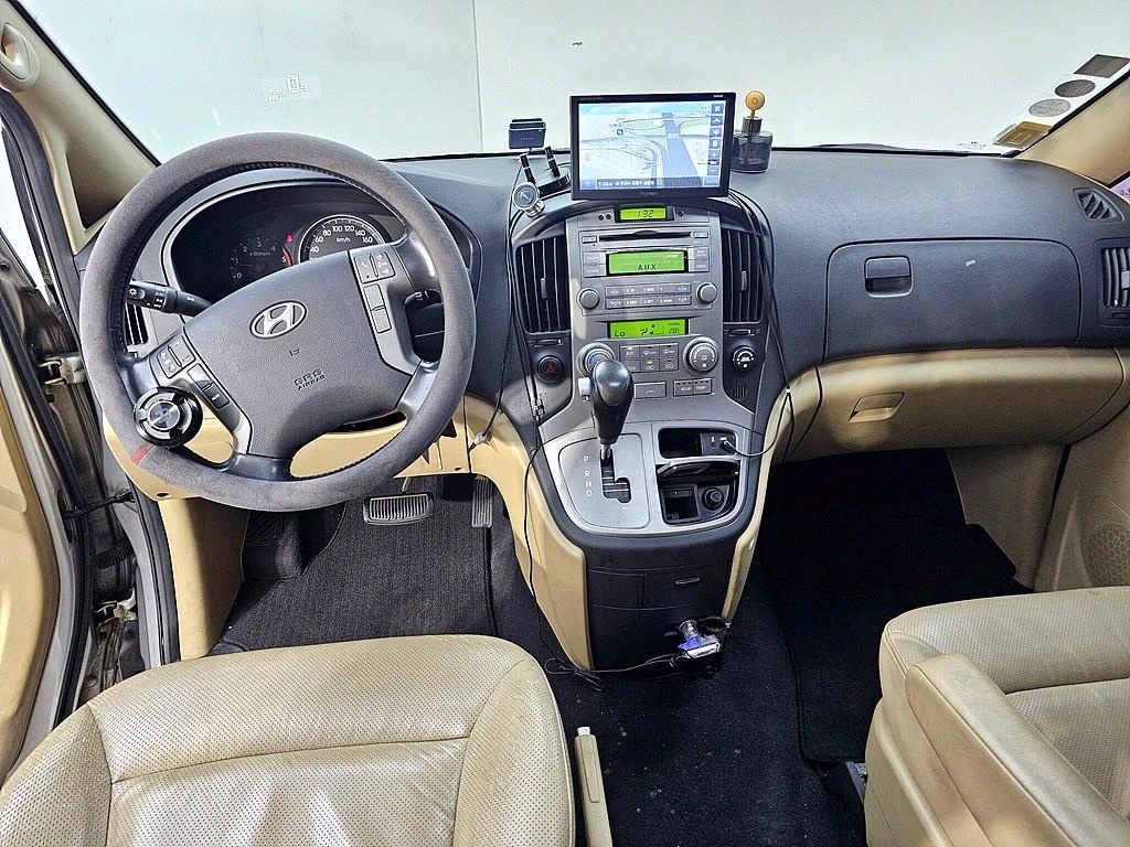 HYUNDAI Starex - Vista 5