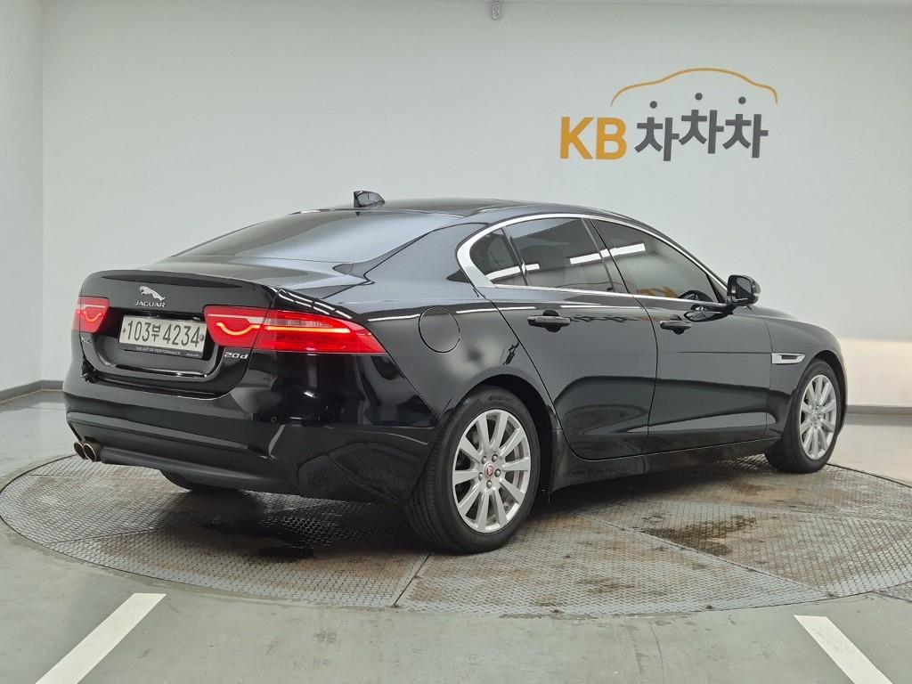 Jaguar XE - Vista 4