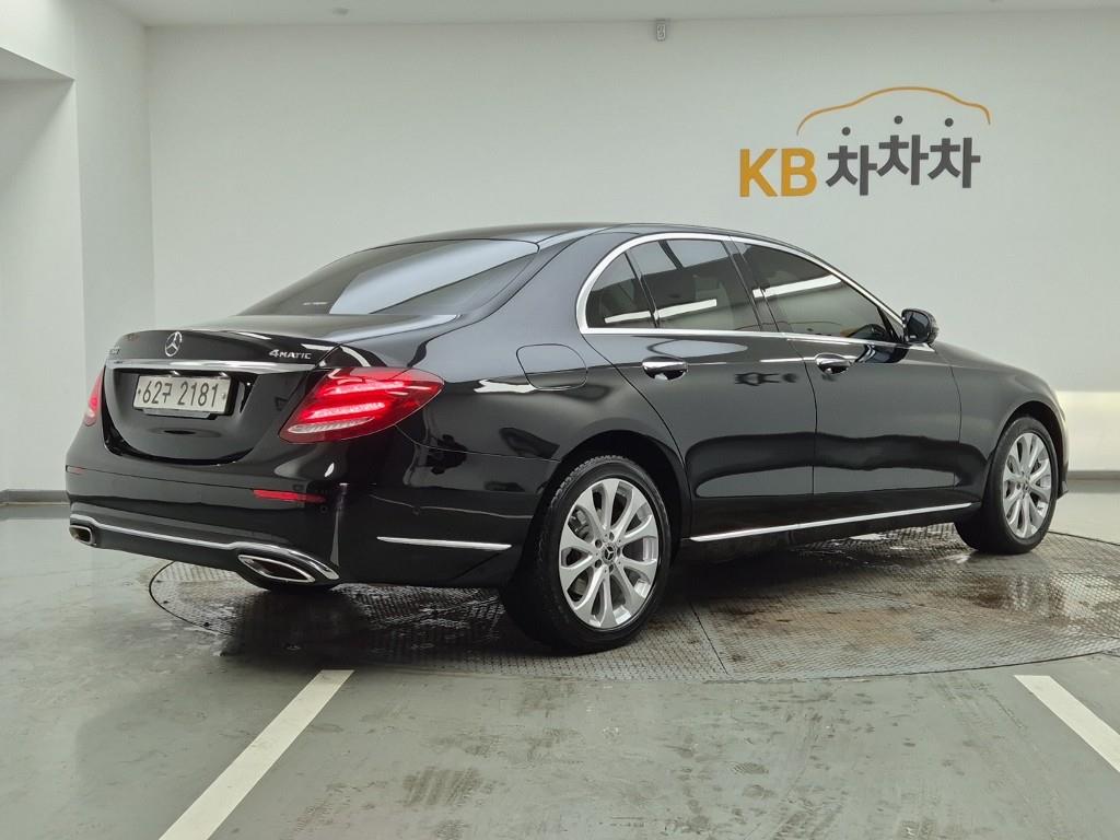 Mercedes Benz E class - Vista 4