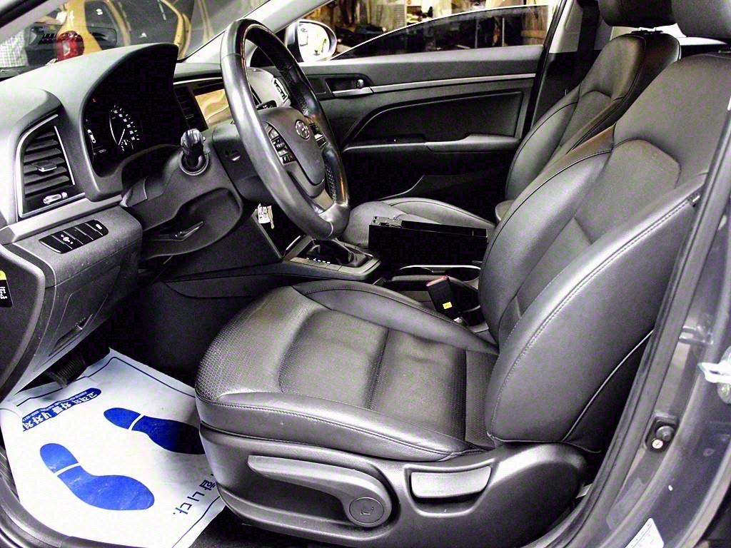 HYUNDAI Avante - Vista 9