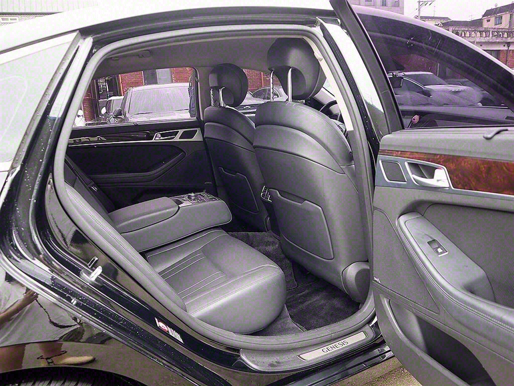 HYUNDAI Genesis - Vista 2