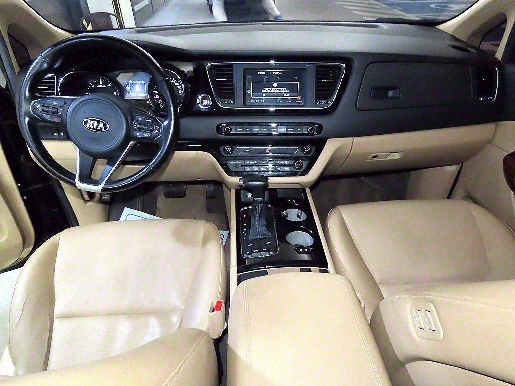 KIA Carnival - Vista 11