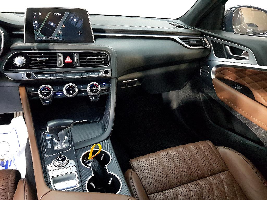 Genesis G70 - Vista 10