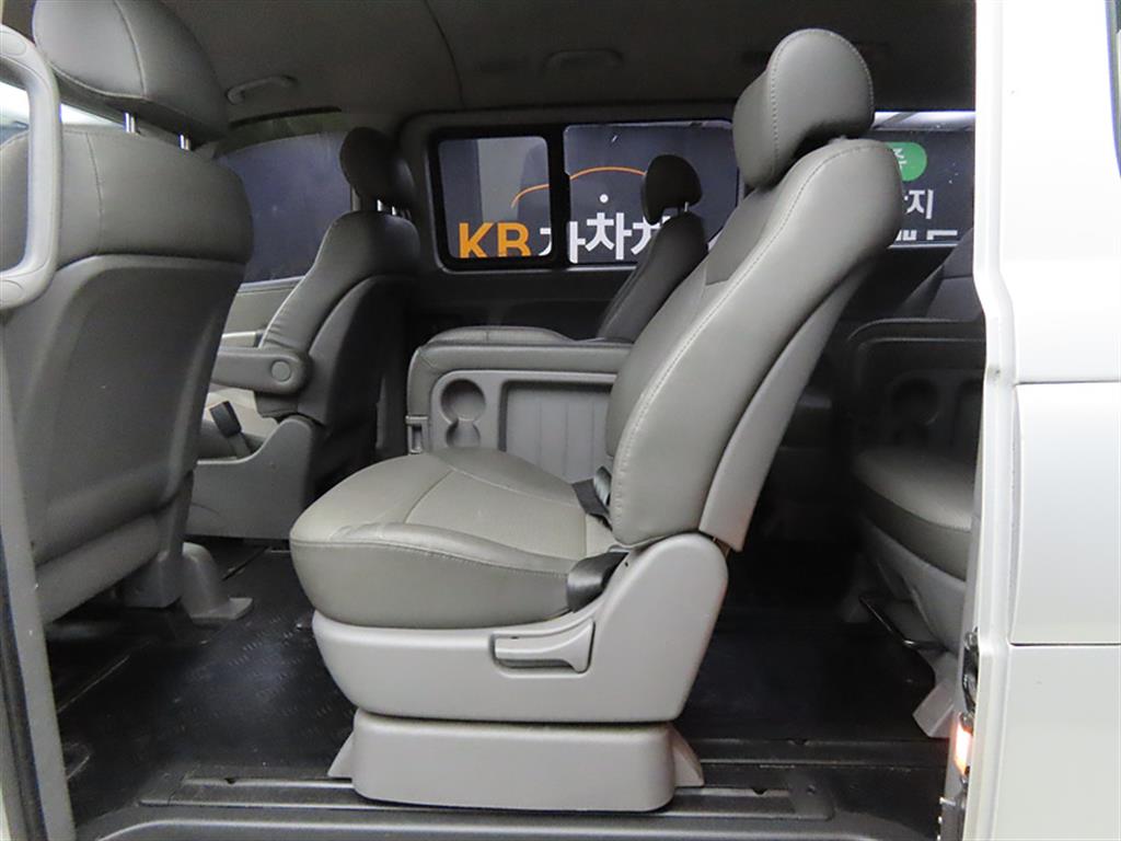 HYUNDAI Starex - Vista 6