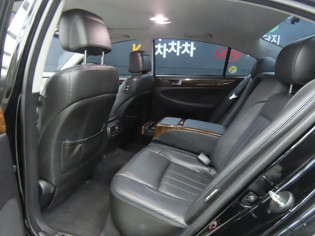 HYUNDAI Genesis - Vista 6