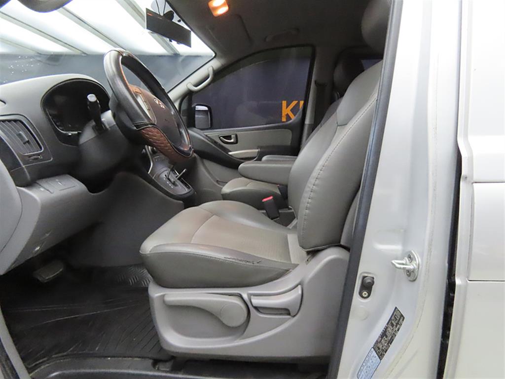 HYUNDAI Starex - Vista 5