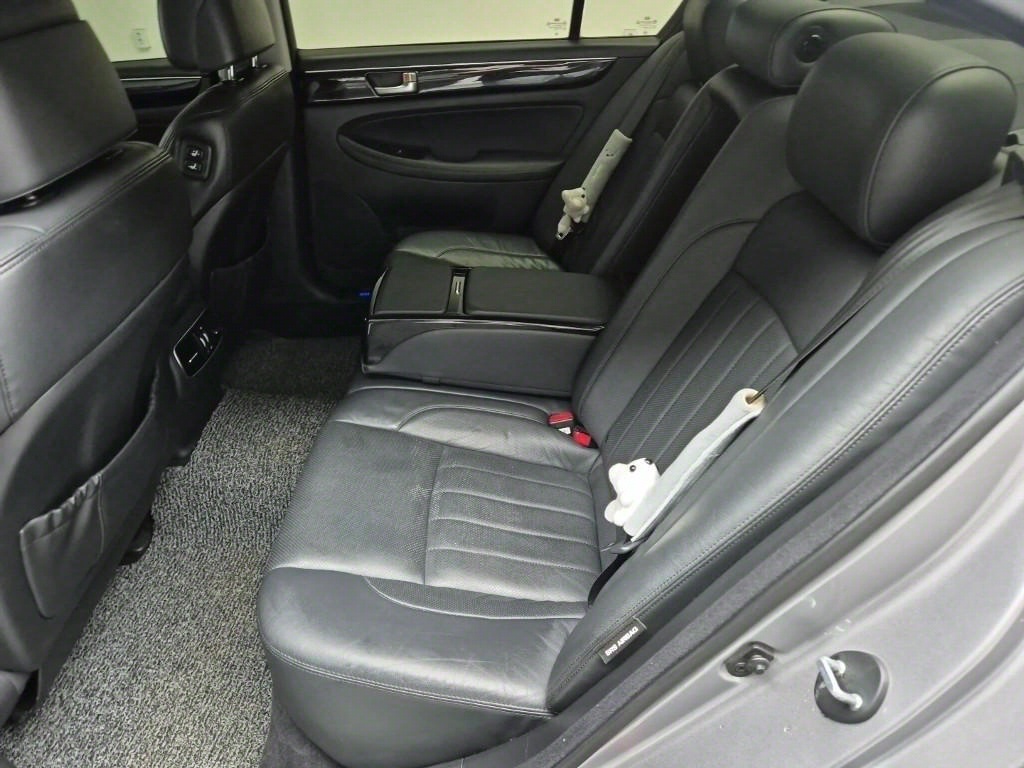 HYUNDAI Genesis - Vista 10