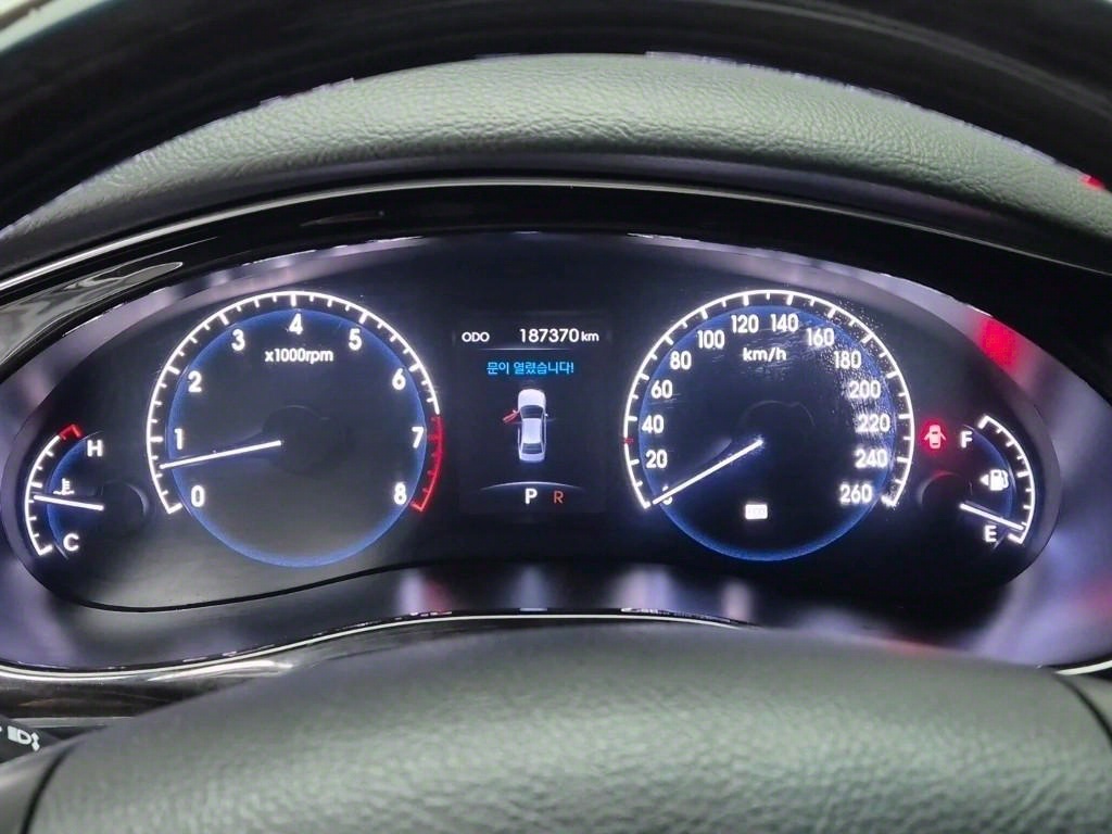 HYUNDAI Genesis - Vista 5