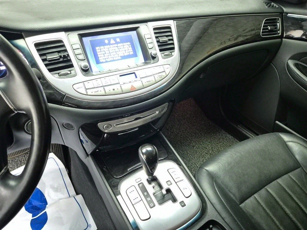 HYUNDAI Genesis - Vista 8