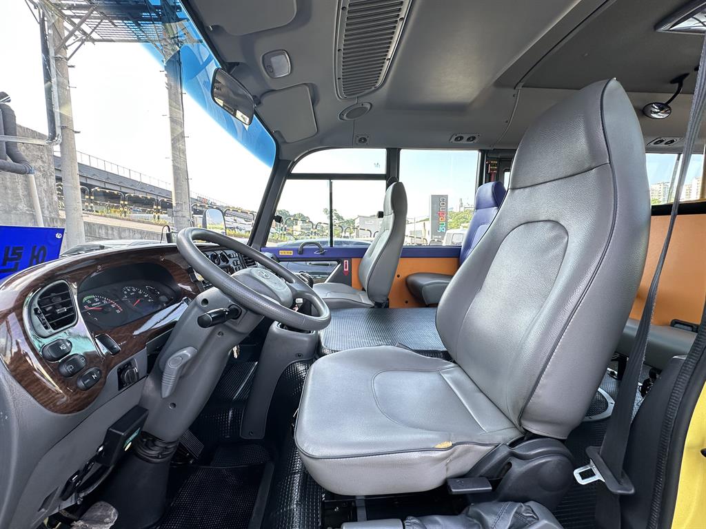 medium and large bus Hyundai bus - Vista 10