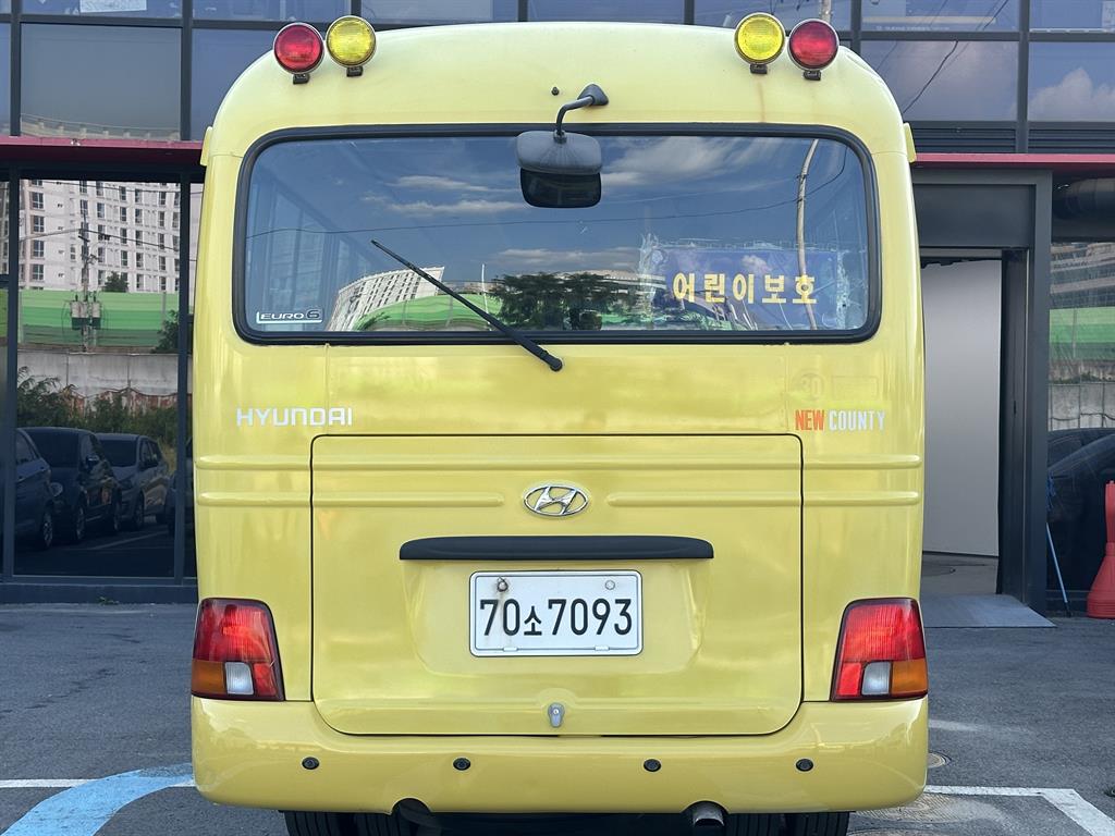 medium and large bus Hyundai bus - Vista 5