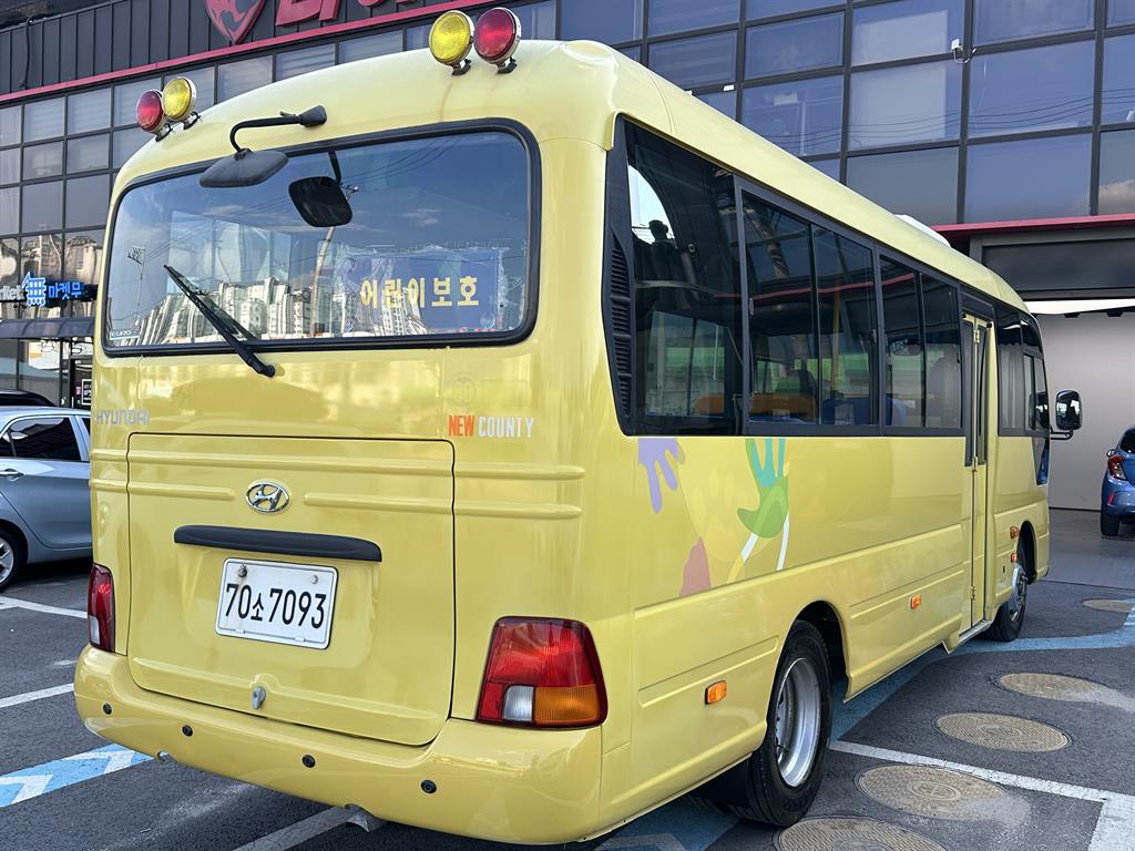 medium and large bus Hyundai bus - Vista 4