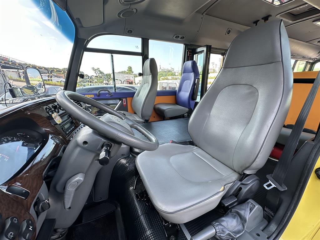 medium and large bus Hyundai bus - Vista 9