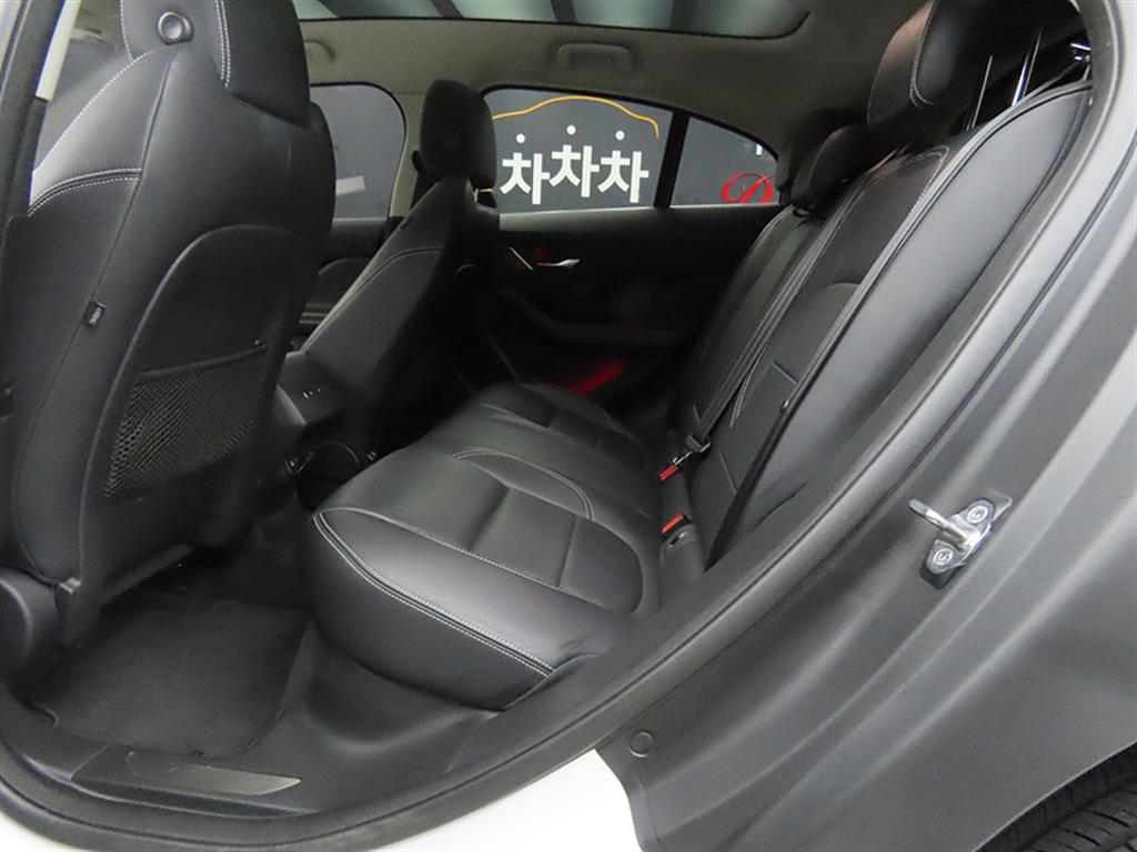 Jaguar I-PACE - Vista 6