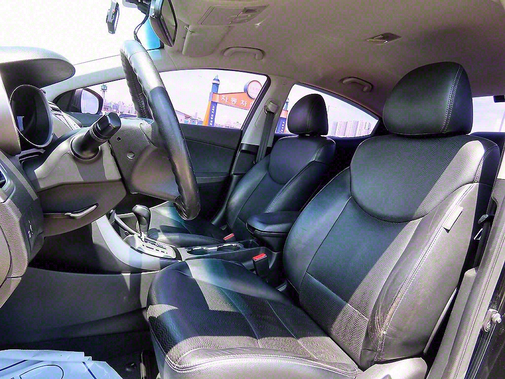 HYUNDAI Avante - Vista 5