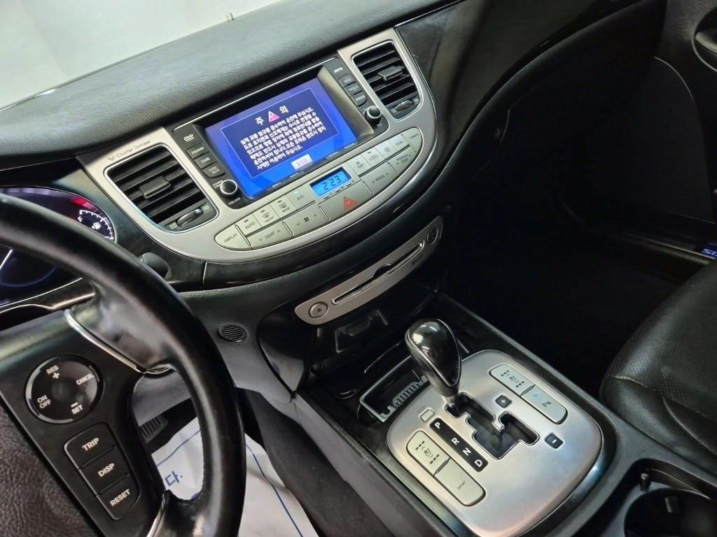 HYUNDAI Genesis - Vista 6