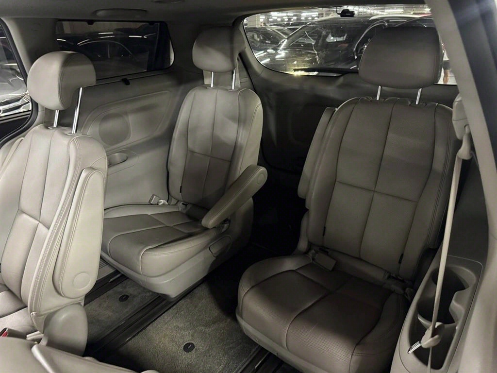 KIA Carnival - Vista 11