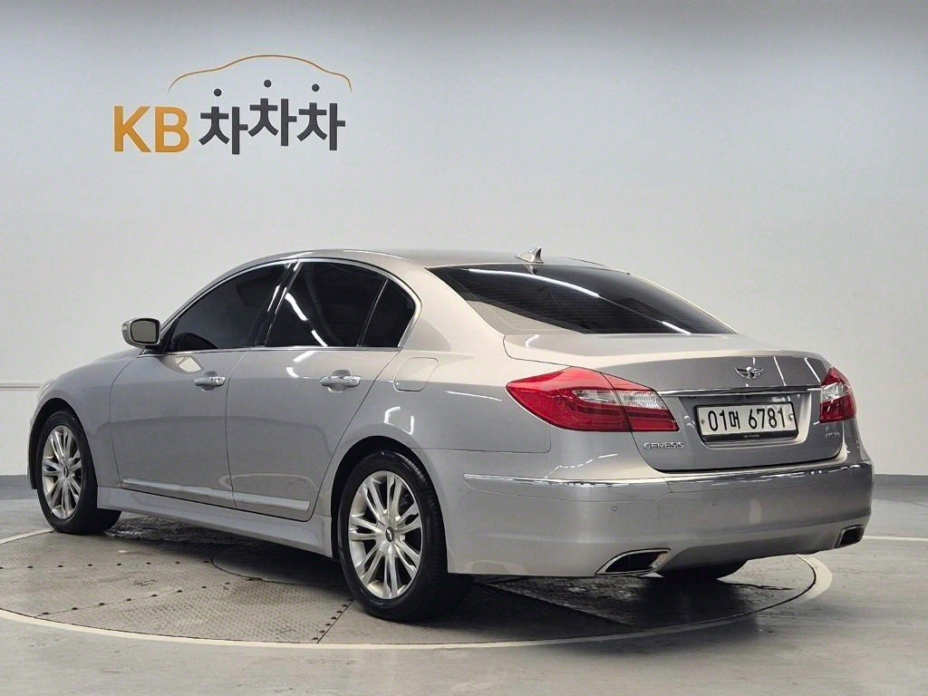 HYUNDAI Genesis - Vista 4