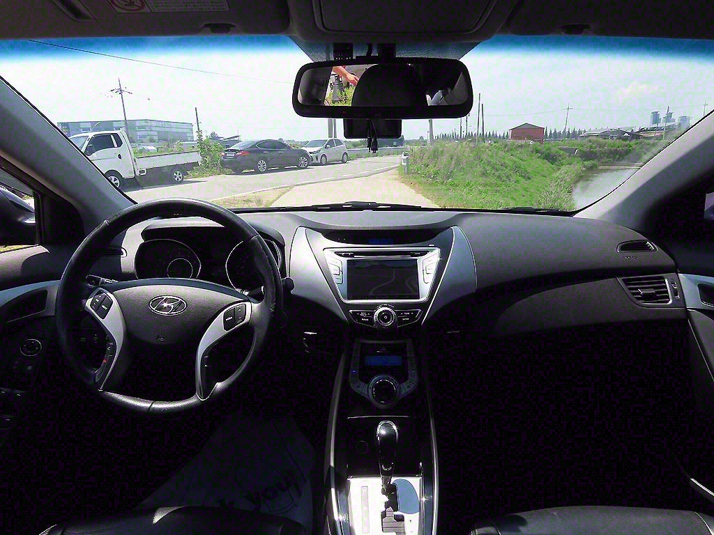 HYUNDAI Avante - Vista 9