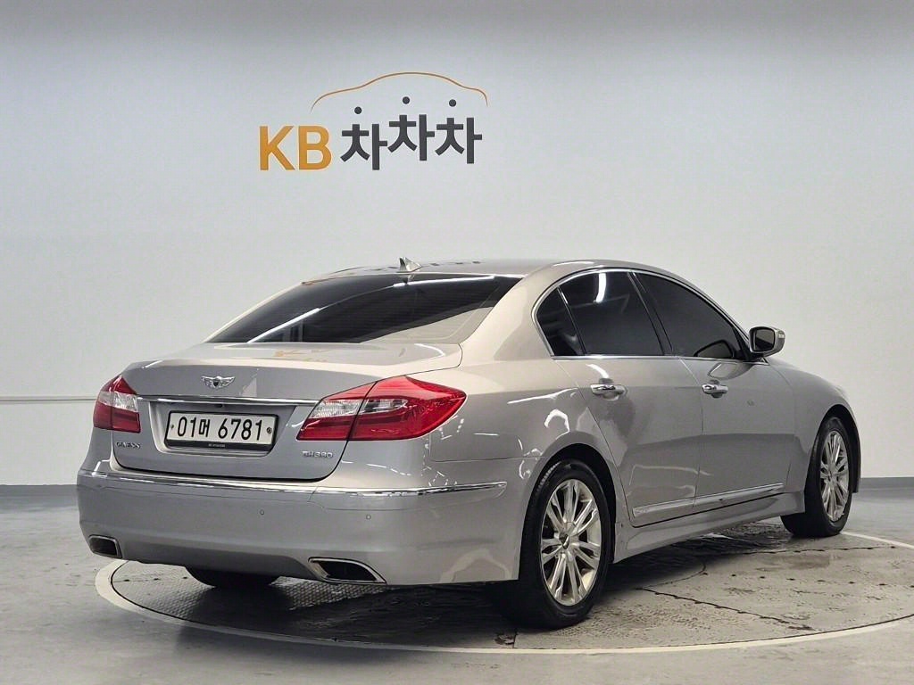 HYUNDAI Genesis - Vista 5