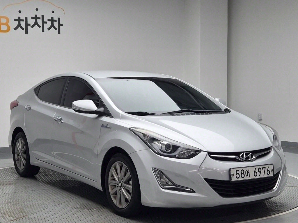 HYUNDAI Avante - Vista 4