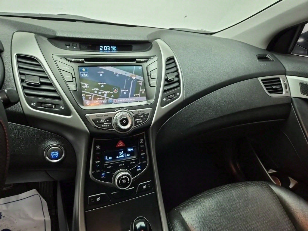 HYUNDAI Avante - Vista 9