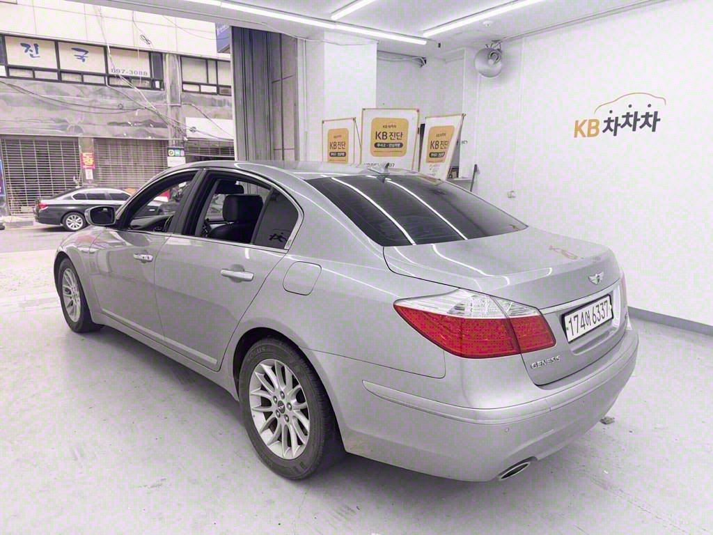 HYUNDAI Genesis - Vista 4