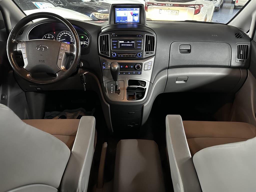 HYUNDAI Starex - Vista 8