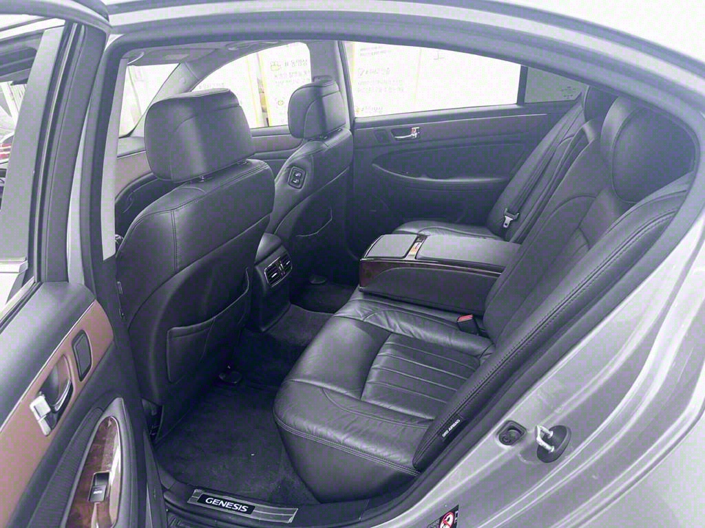 HYUNDAI Genesis - Vista 6